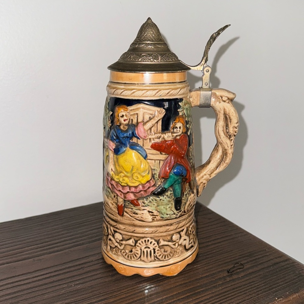 Japanese Musical Stein Mug Music Box Singing
Beer Stein Mug with Cover